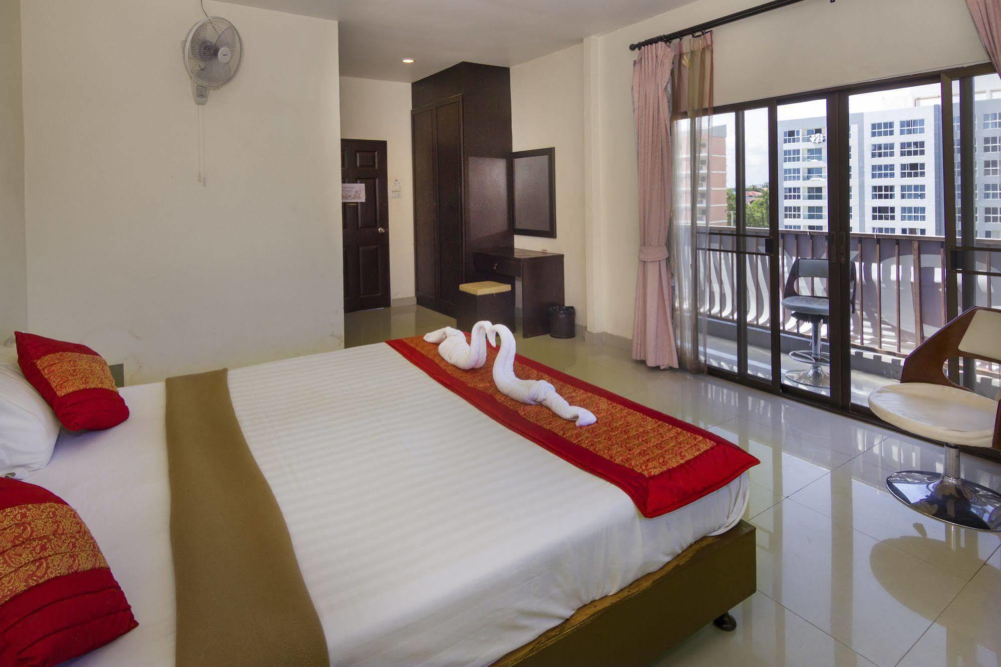 Royal Q & D Suites Pattaya Exterior foto