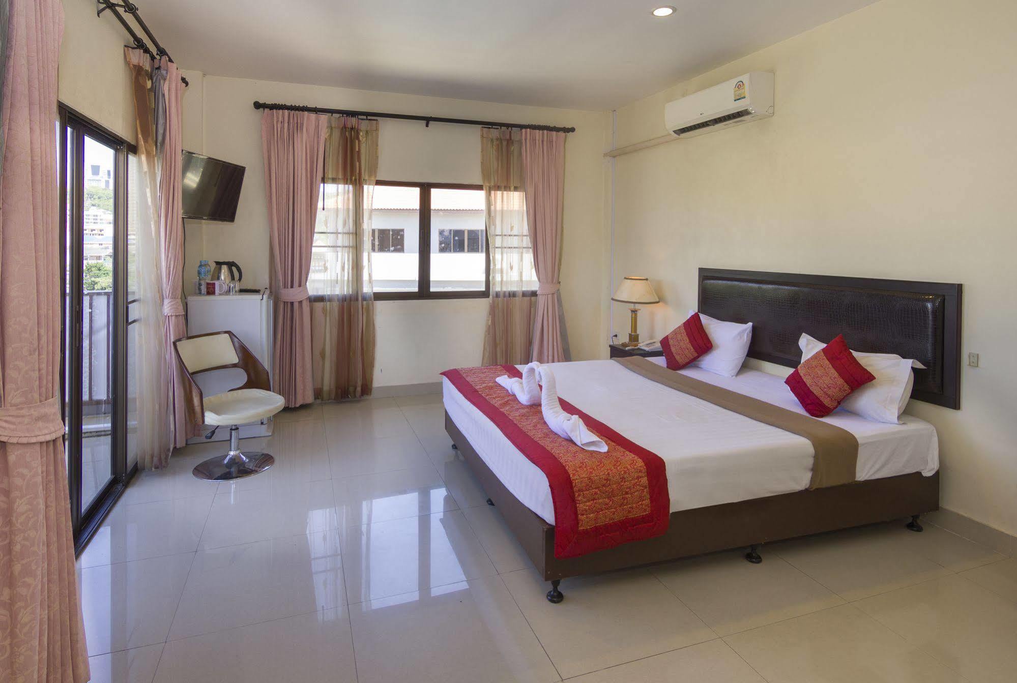 Royal Q & D Suites Pattaya Exterior foto