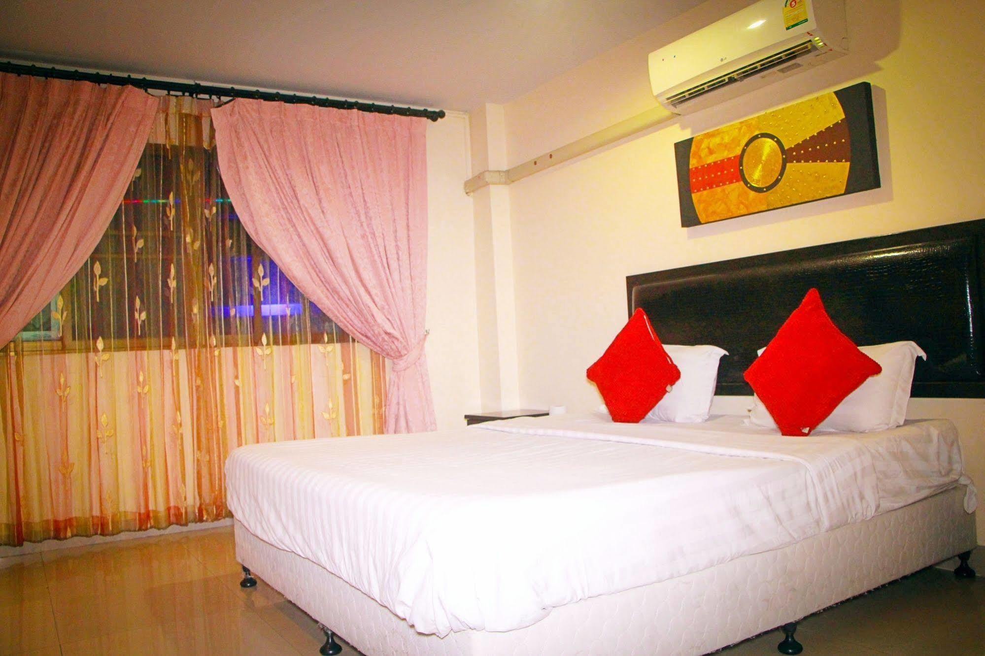 Royal Q & D Suites Pattaya Exterior foto