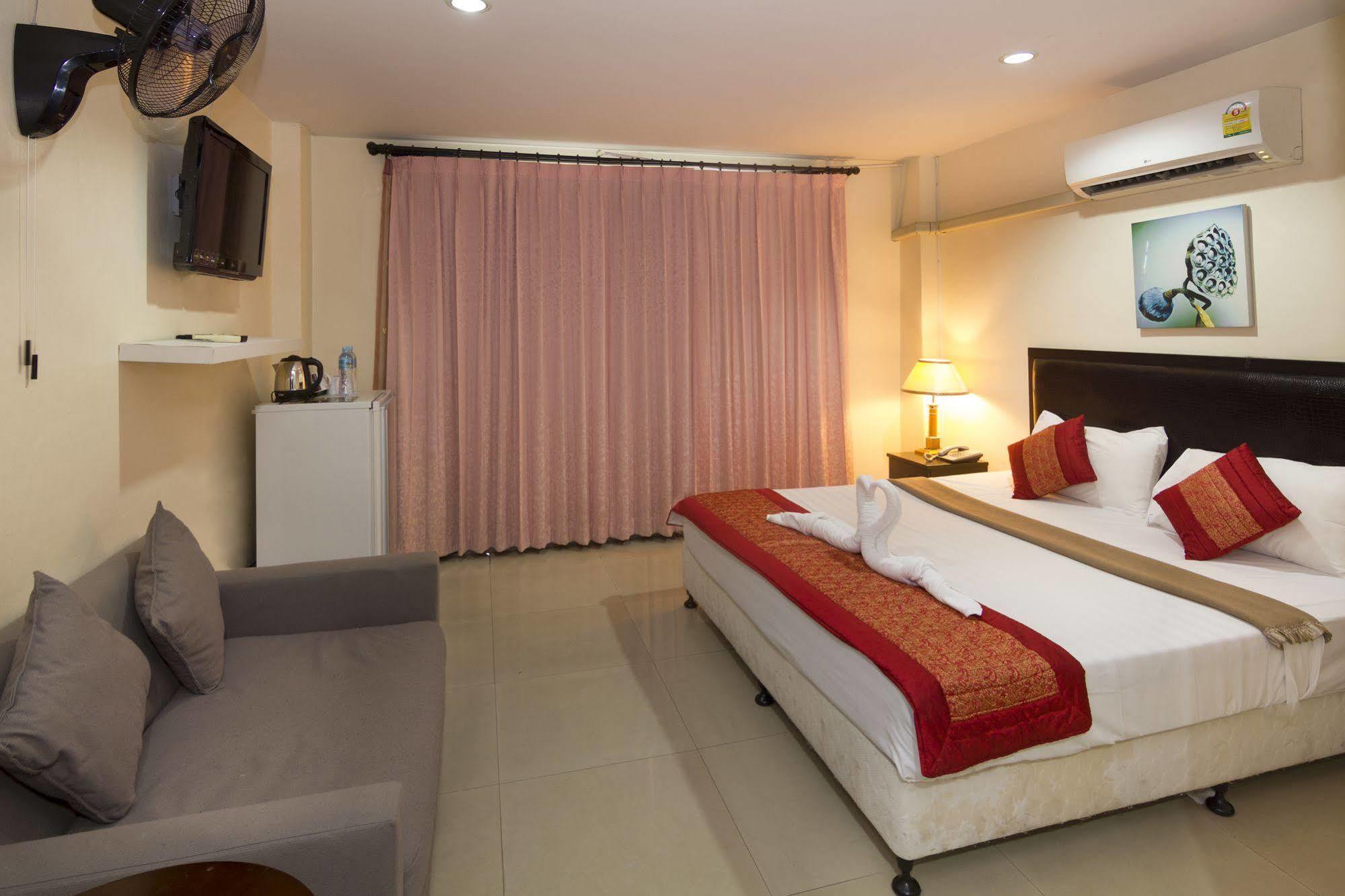 Royal Q & D Suites Pattaya Exterior foto